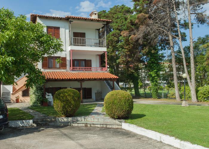 Apartment with garden in Polychrono