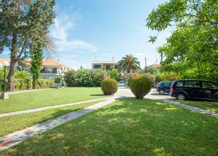 Apartment with garden in Polychrono